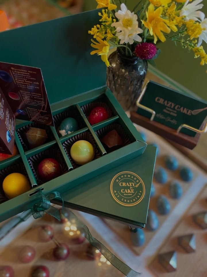 Gift box with hand-painted bonbons